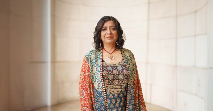 حوار مع أسما خان