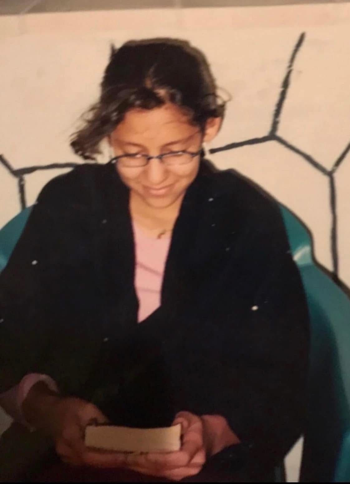 طفلة عندها ١٠ سنين